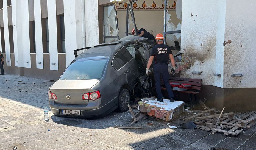 84 metre savrulan otomobil caminin imam odasına daldı