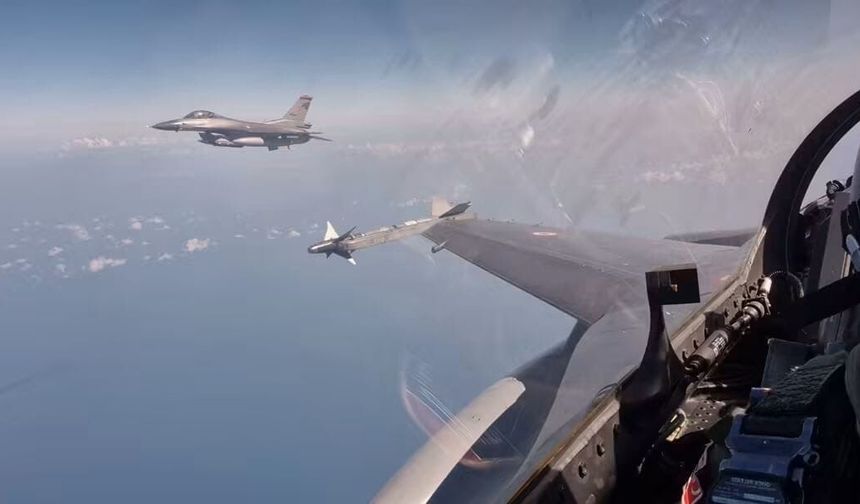 F-16 savaş uçaklarından Karadeniz’de eğitim uçuşu