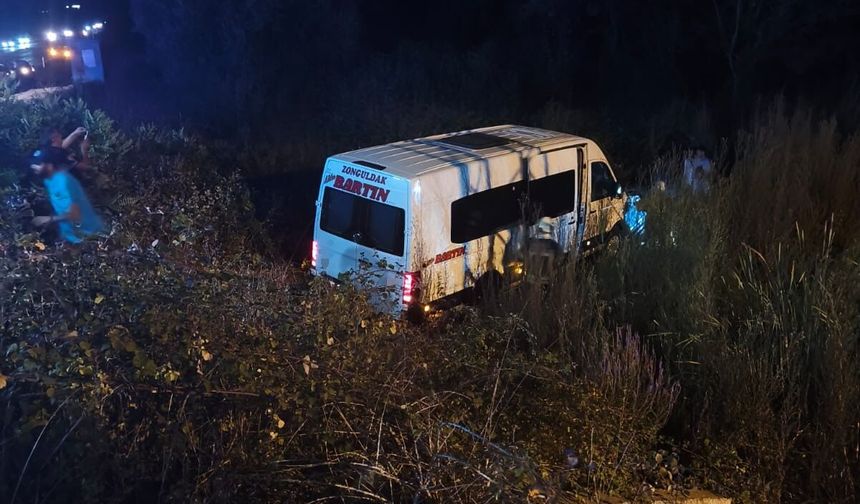 Yolcu minibüsü ile otomobil çarpıştı: 11 yaralı