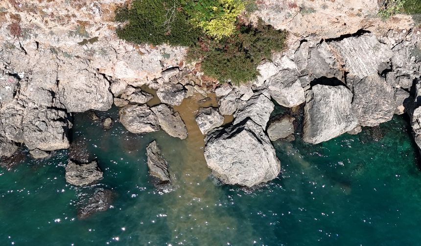 Antalya'da sahile ulaşan atık su görüntülerine soruşturma