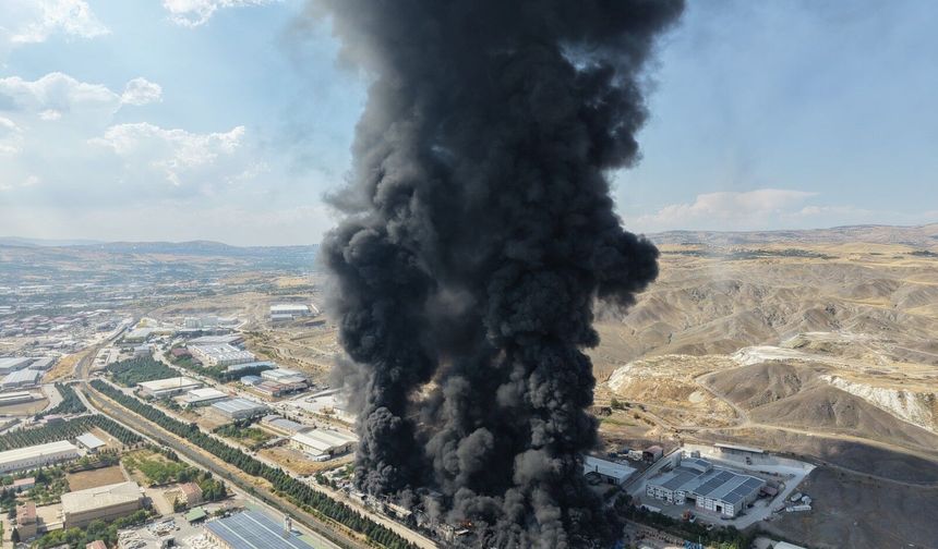 Elazığ’da yanan yalıtım fabrikası havadan görüntülendi