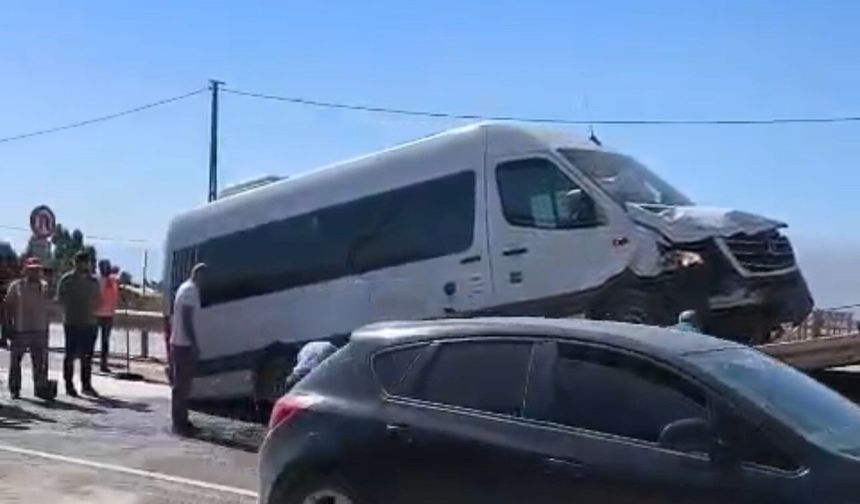Yüksekova'da minibüs ile kamyonet çarpıştı: 10 yaralı