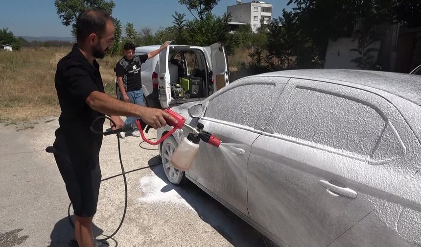 Sokakta gördüğü kirli araçları habersizce yıkıyor!