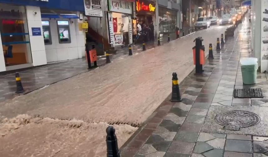 Artvin’de sağanak heyelan ve sele neden oldu