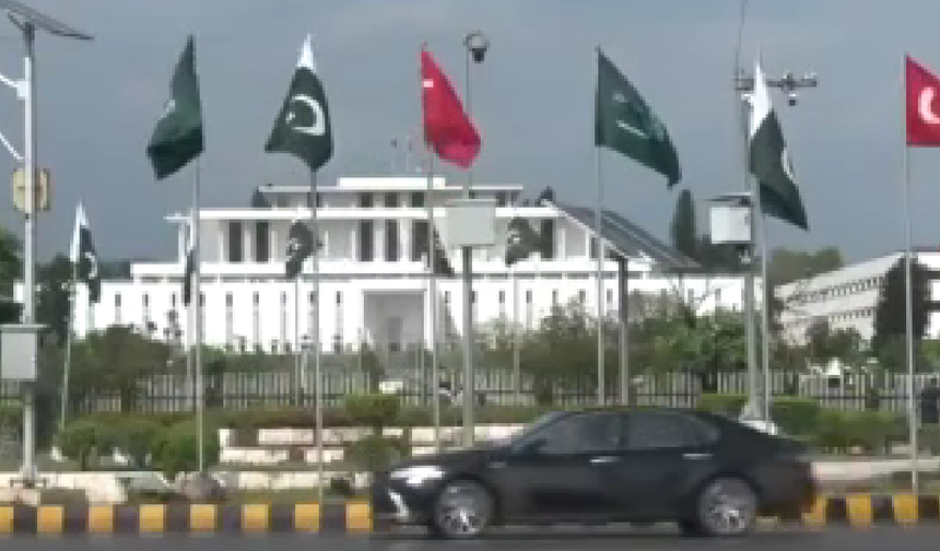 İslamabad'da Pakistan, Türkiye ve Suudi Arabistan bayrakları göndere çekildi