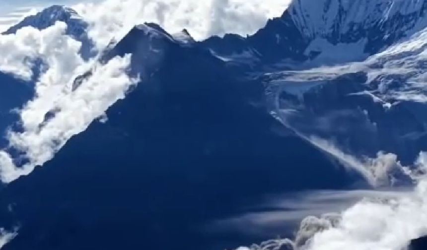 Himalayalar’da buzul kopması kamerada: Sel felaketini tetikledi