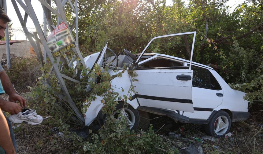 Elektrik direğine çarpan Tofaş hurdaya döndü