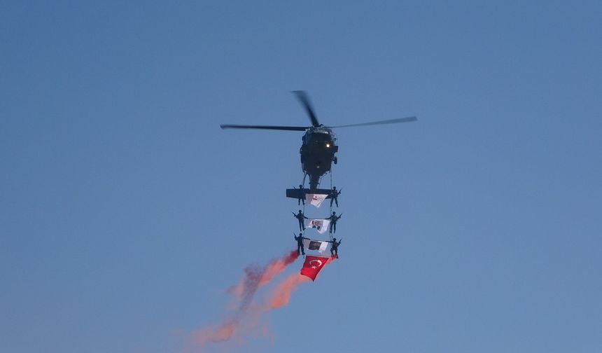 Malazgirt’te jandarma helikopterlerinin gösterisi nefes kesti