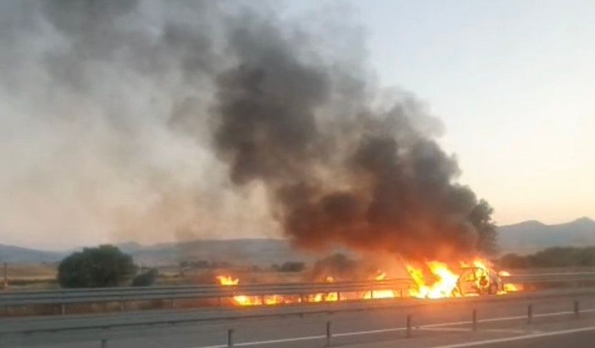 Muş'ta seyir halindeki araç alev alev yandı