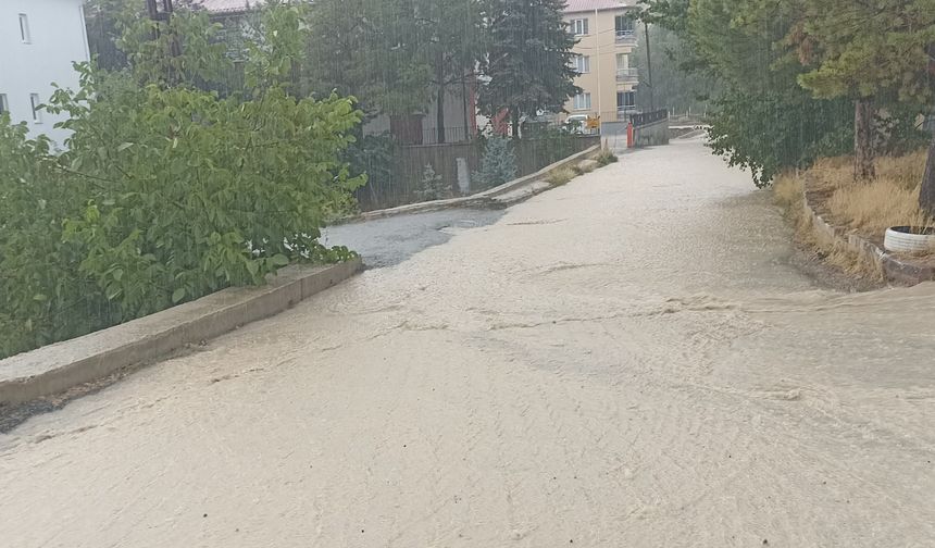 Sivas’ta sağanak yolları göle çevirdi
