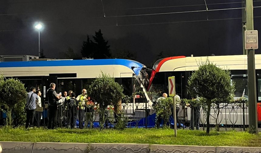 Zeytinburnu'nda iki tramvay kafa kafaya çarpıştı