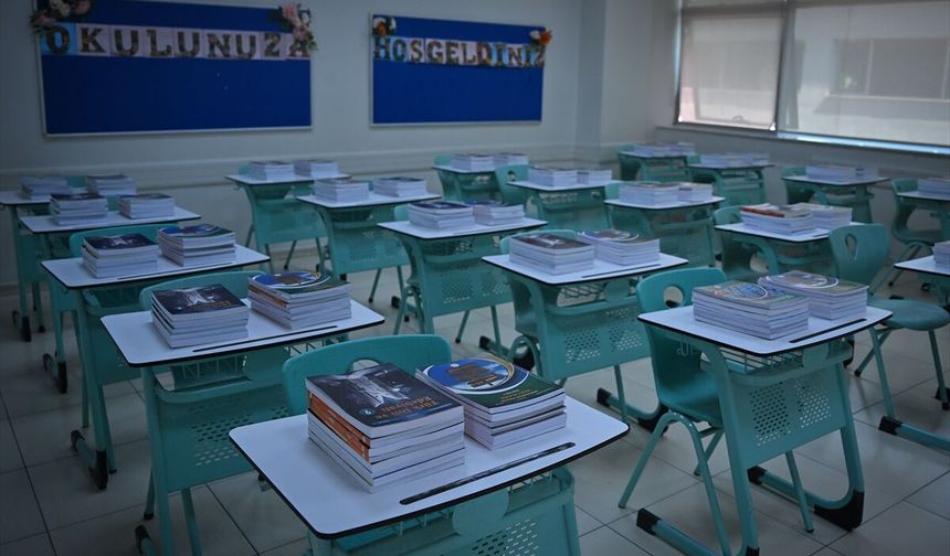 Ücretsiz ders kitapları okullardaki yerini aldı!