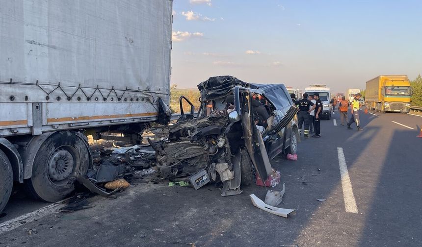 Şanlıurfa’da feci kaza: Minibüs tıra arkadan çarptı, 2 kişi öldü