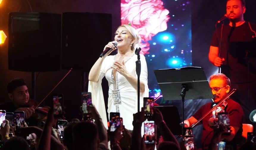 Muazzez Ersoy Manavgat'ta konser verdi