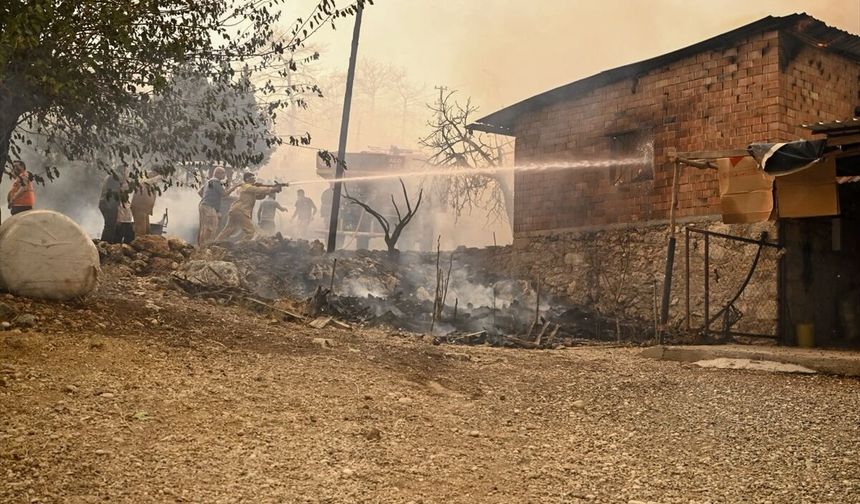 Antalya ve Mersin’deki yangınların enerjisi düşürüldü