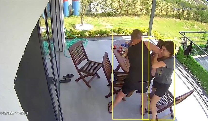 CHP'li Berhan Şimşek'in kadına şiddet anı kamerada!