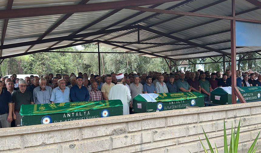Aile faciasında hayatını kaybedenler yan yana defnedildi!