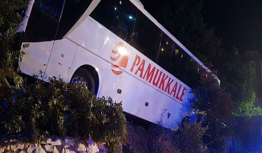 Yolcu otobüsü yoldan çıktı: Çok sayıda yaralı var!