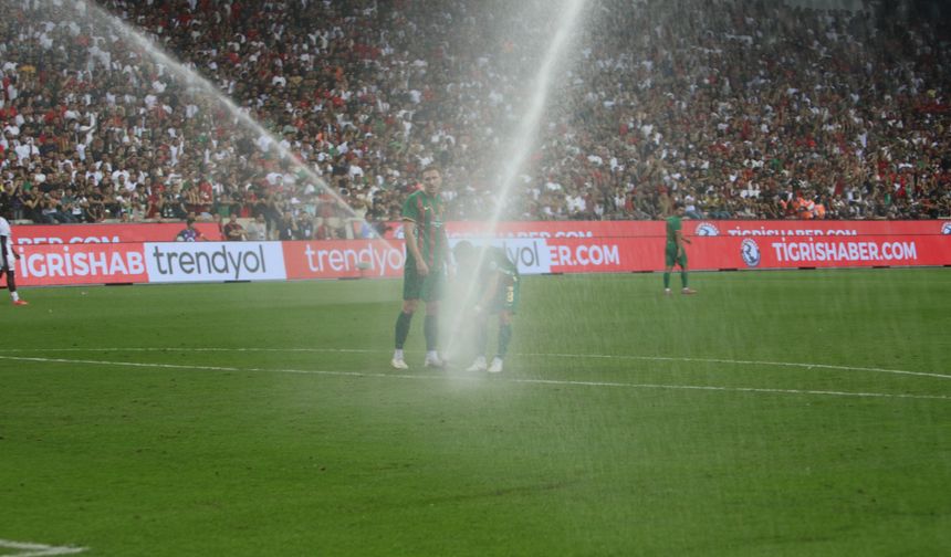 Amedspor Beşiktaş maçı oynanırken, saha sulama sistemi açıldı