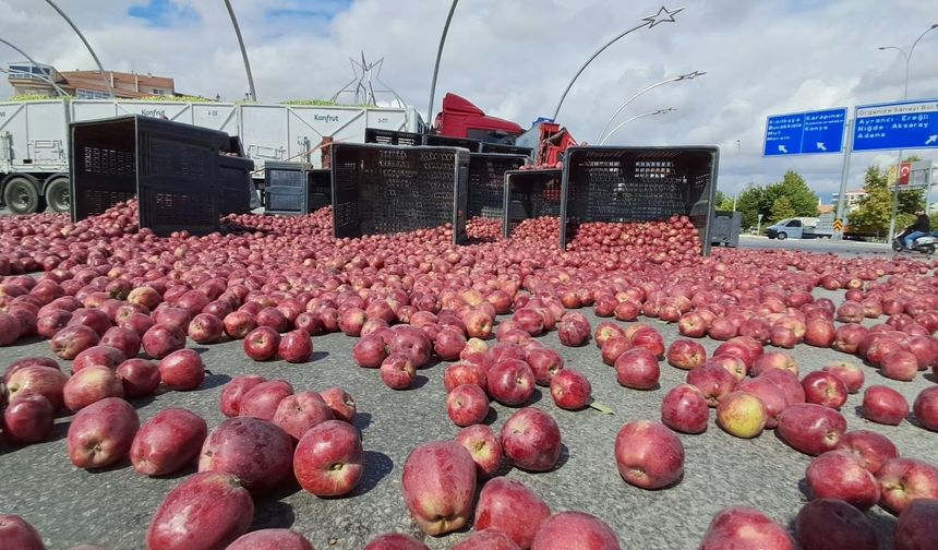 Halat koptu, tonlarca elma yola saçıldı