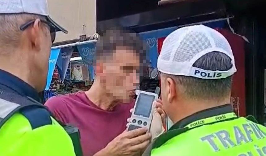 Alkolmetreyi üflemek yerine içine çekti