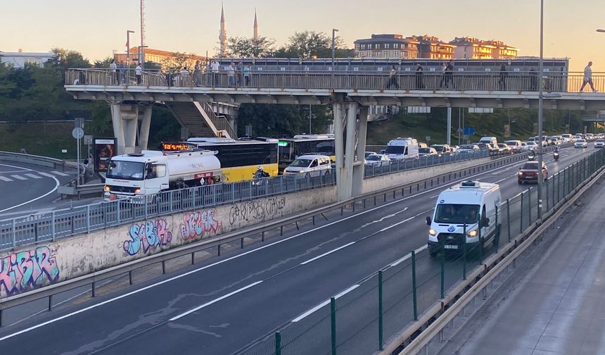 Beyoğlu’nda arızalanan tanker E5'te trafiği kilitledi