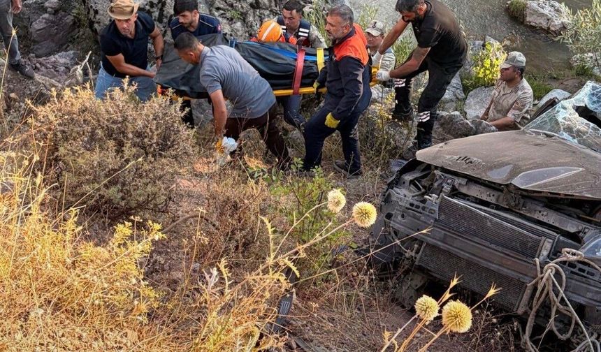 Bingöl’de araç dereye uçtu: 1 ölü, 4 yaralı