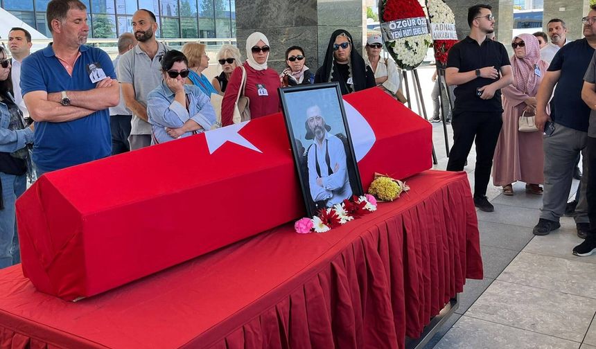 Oyuncu Serhat Kılıç, Karşıyaka Mezarlığı'nda toprağa verildi