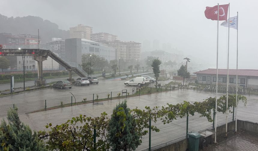 Hopa’da dalgalar metrelerce yükseldi