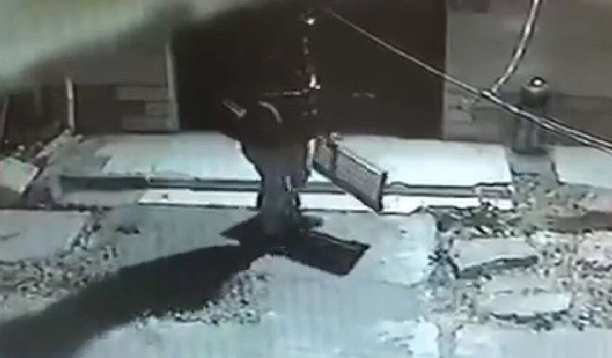 Karabük'te demir mazgal hırsızlığı kamerada