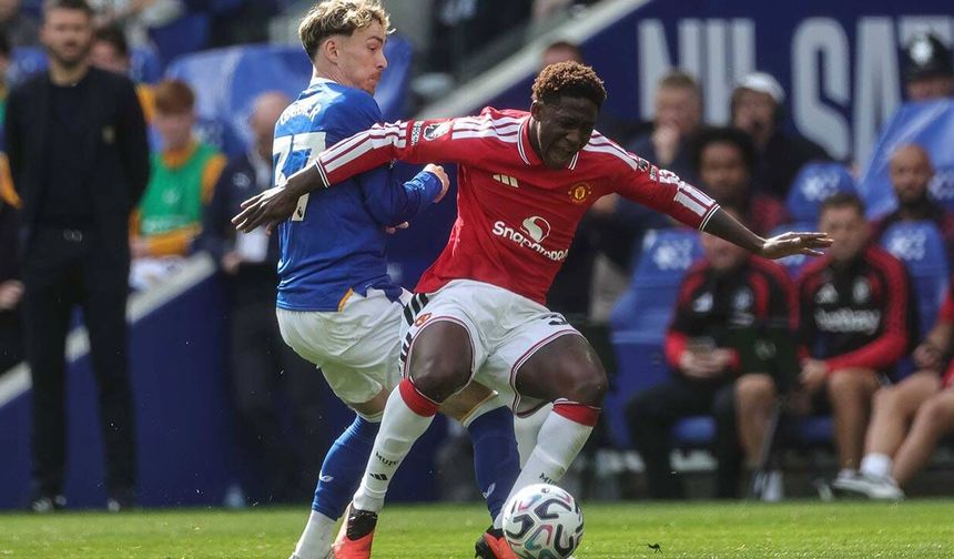 Manchester United iki kez öne geçti, Everton son anda yakaladı