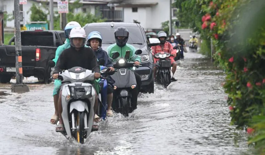 Bangkok'ta sel 700 bin kişiyi etkiledi
