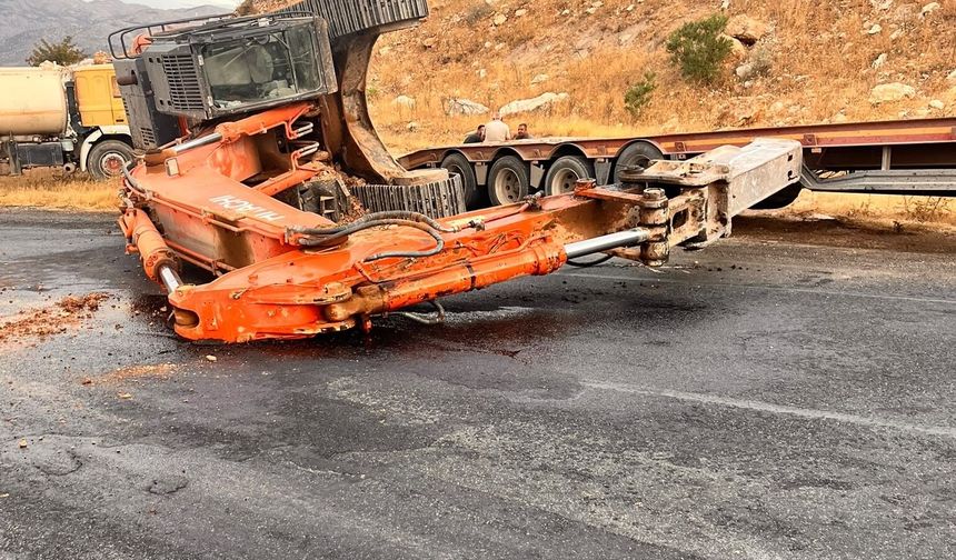 Tırın üzerindeki iş makinesi yola düştü