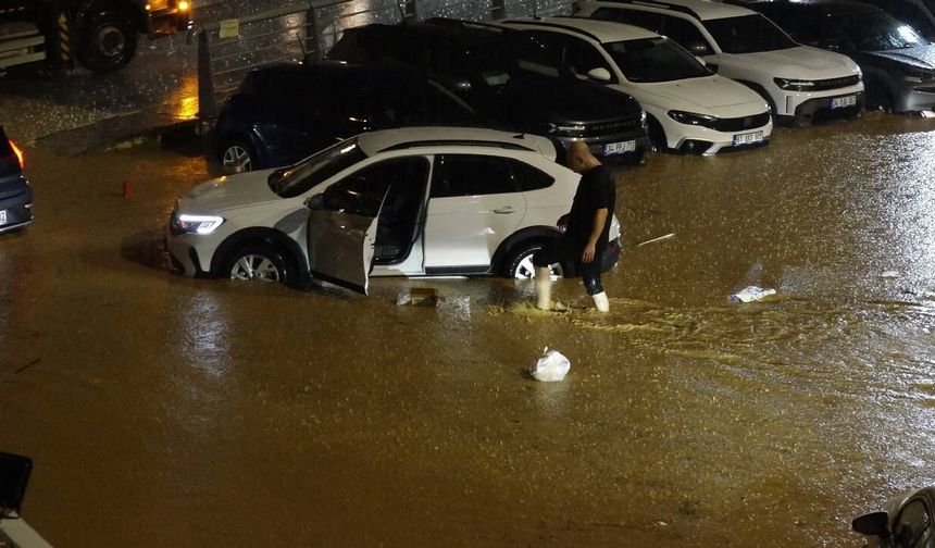 Trabzon’da sağanak hayatı olumsuz etkiledi: Caddeleri su bastı