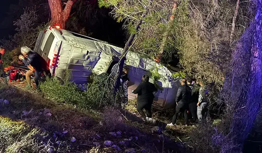 Dağcıları taşıyan minibüs şarampole devrildi: 15 yaralı