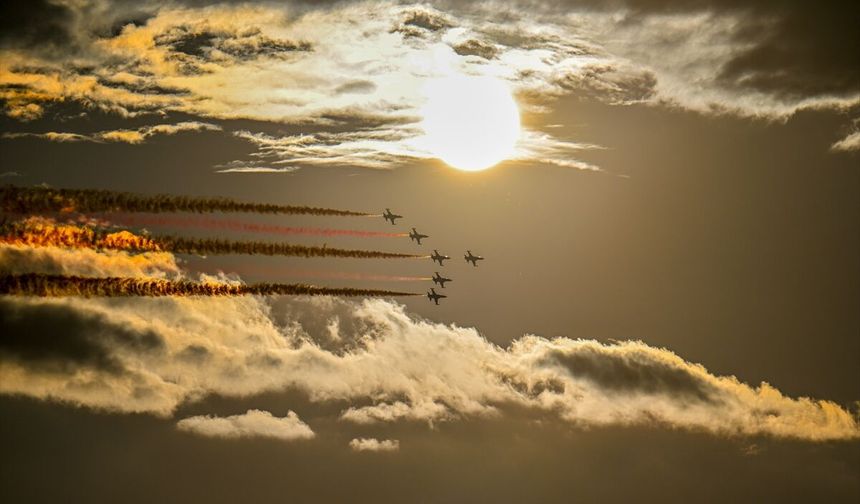 Türk Yıldızları TEKNOFEST Güneydoğu'da gösteri uçuşu yaptı