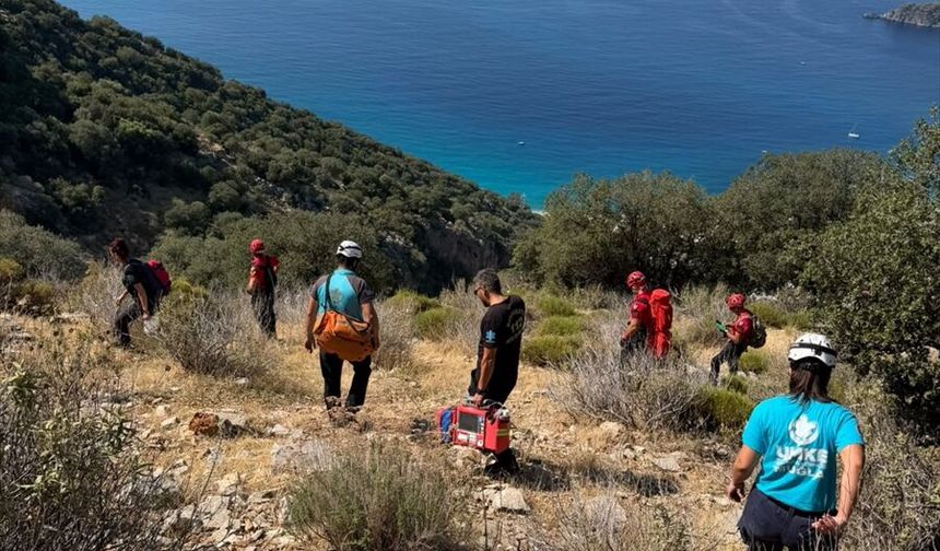 Fethiye'de kayalık alana düşen Rus yamaç paraşütü pilotu öldü