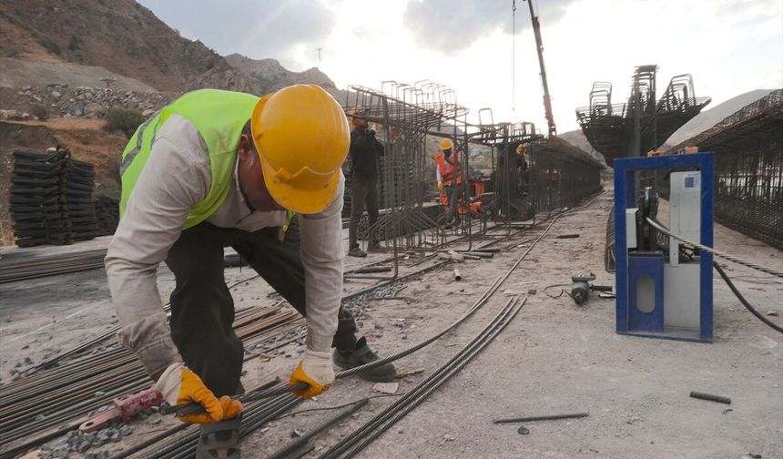 Heyelan sonrası Hakkari-Van kara yolunda iki kalıcı köprü yapılıyor
