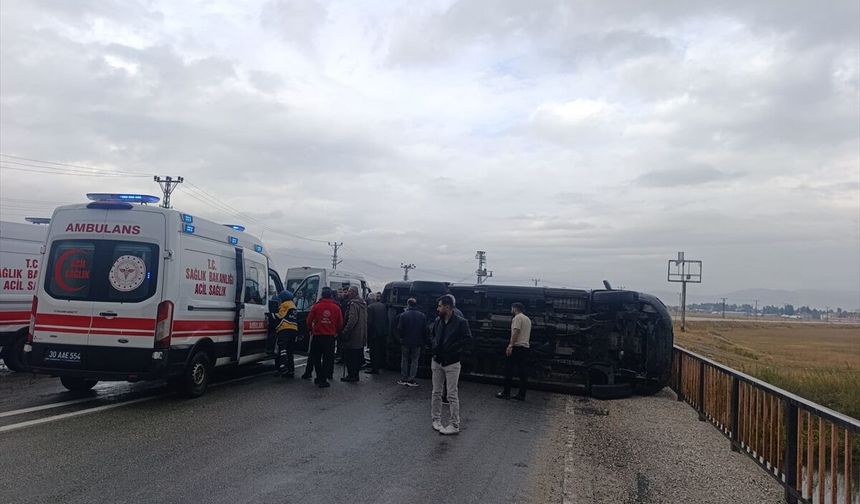 Öğrenci servisi devrildi: 14 yaralı