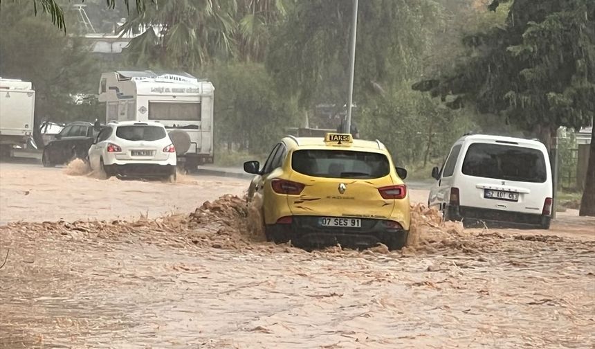 Antalya'da sağanak etkili oldu