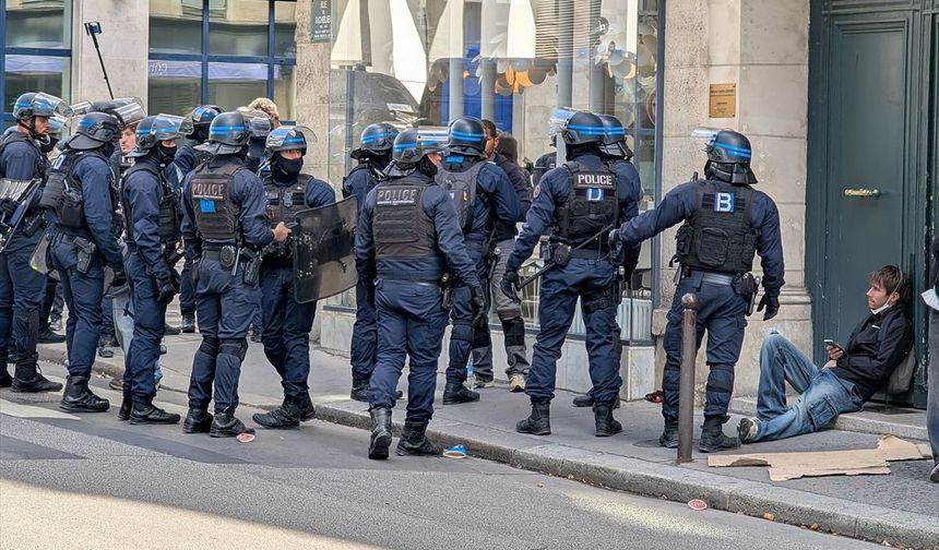 Paris sokakları savaş alanına döndü!