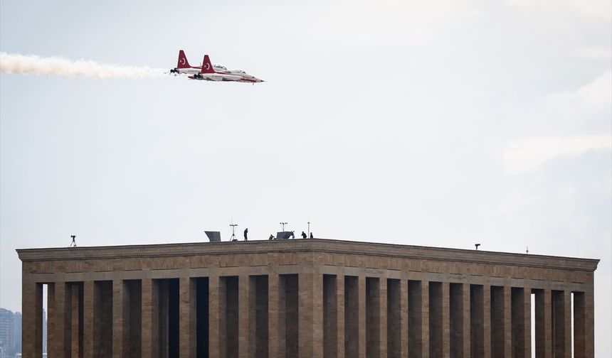 Türk Yıldızları Ankara semalarında prova uçuşu yaptı