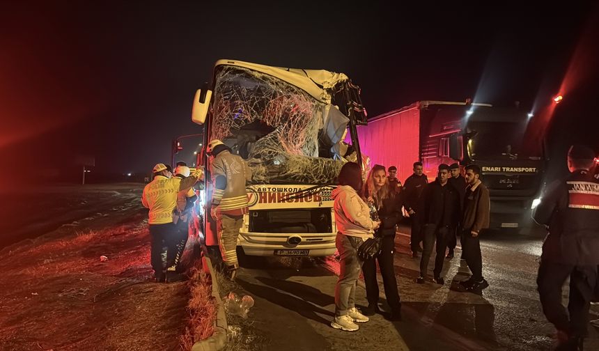 Tur otobüsüyle tır çarpıştı: Çok sayıda yaralı var!