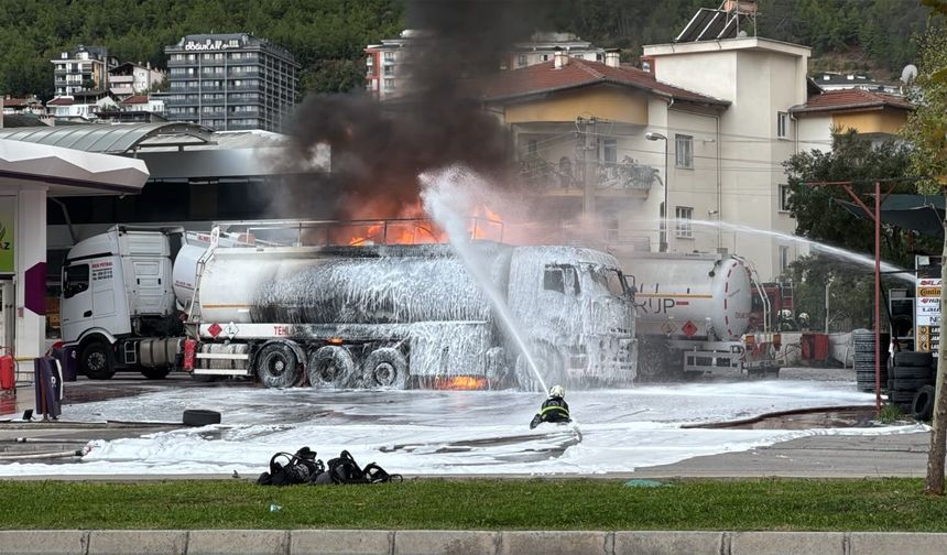 Yakıt boşaltan tanker akaryakıt istasyonunda patladı