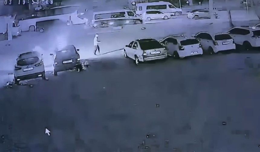 Benzin bidonuyla geldi, galerideki 6 aracı ateşe verdi