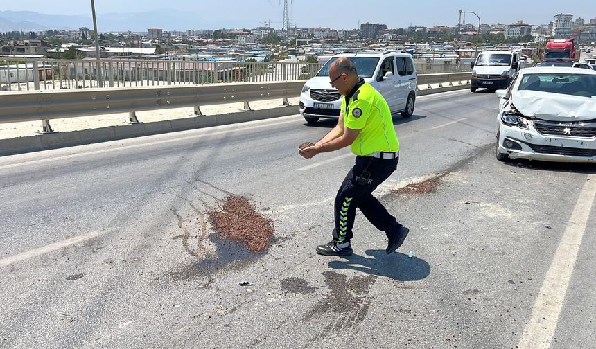Takdir toplayan hareket! Trafik polisi yağ dökülen yola avuçlarıyla kum taşıdı!