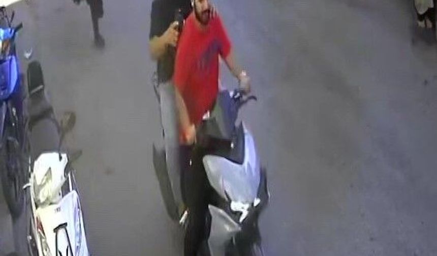 Çantayı kapıp kaçtılar, kadın peşlerinden koştu