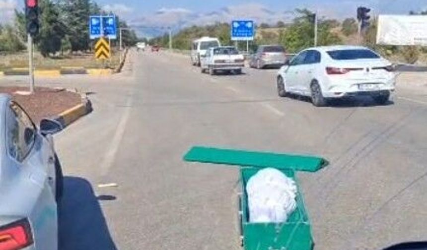 Arabadan cenaze düştü!