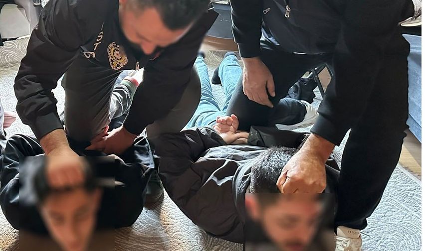 Arabanın önünü kesip 7 kilo altın ve 35 bin euro çaldılar!