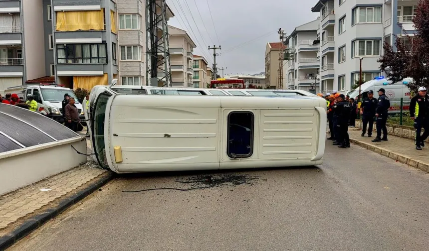 Minibüslerin çarpıştığı kazada 16 kişi yaralandı